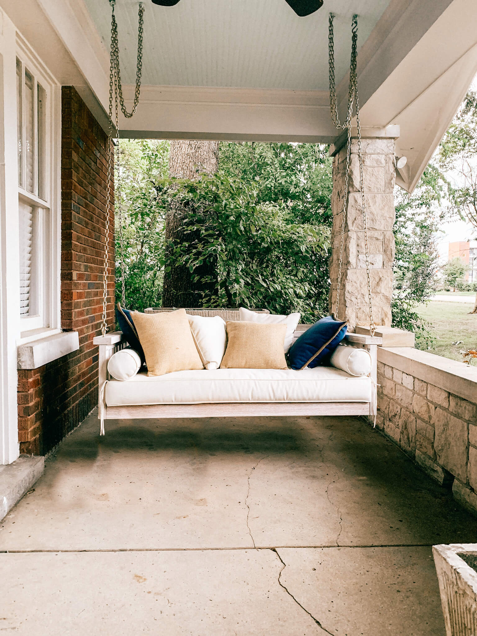 https://www.merrymaids.com/images/articles/Front-Porch-Swing_Merry-Maids.jpg