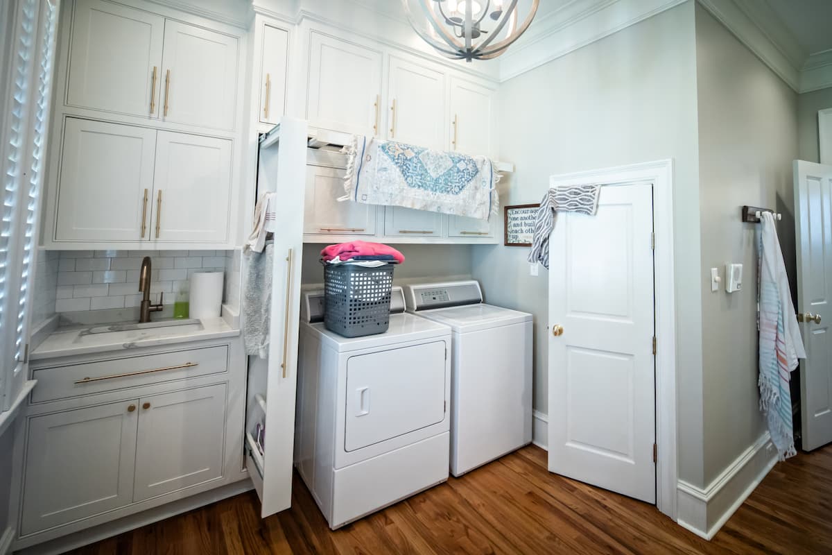 https://www.merrymaids.com/images/articles/Spacious-Laundry-Room-in-a-Large-Home-with-Vaulted-Ceilings.2109170913403.jpg